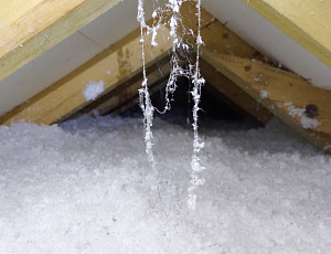 Zateplení stropu rodinného domu pomocí foukané izolace